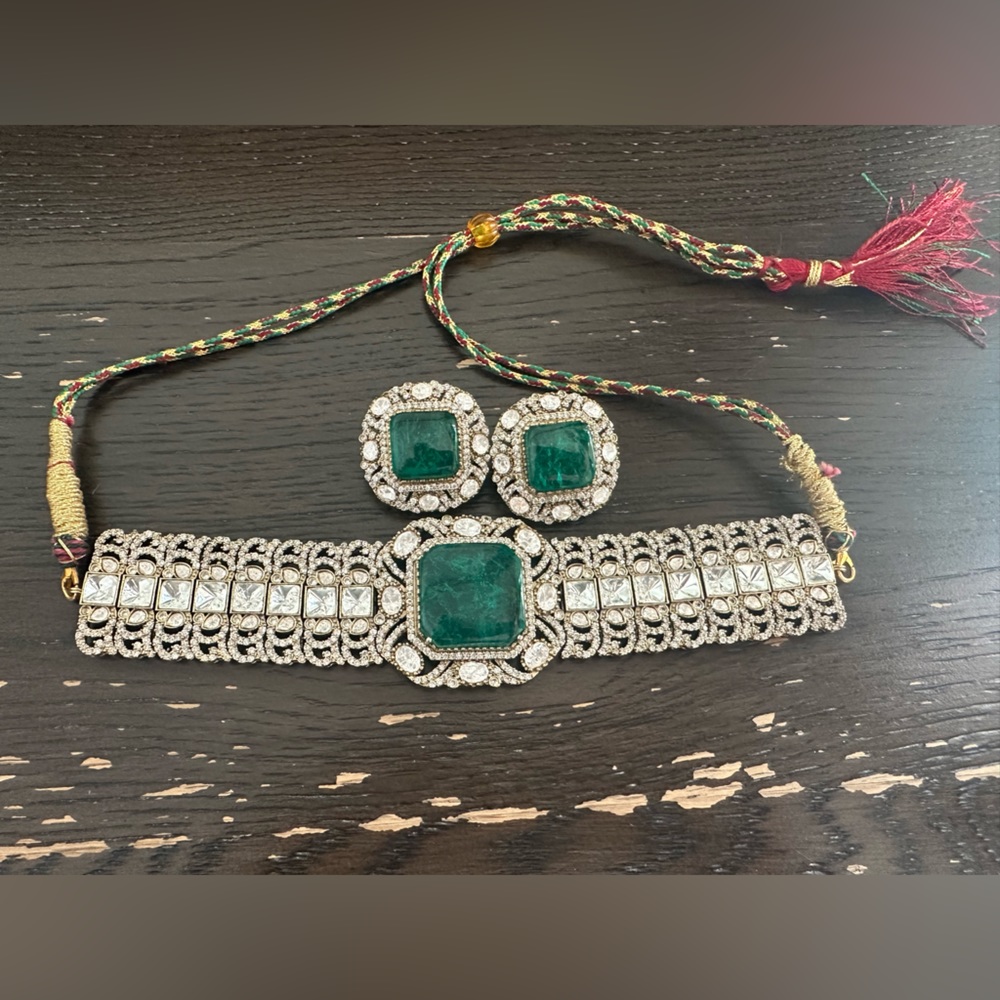 Elegant Green and Silver Choker Necklace - Picture 1 of 6